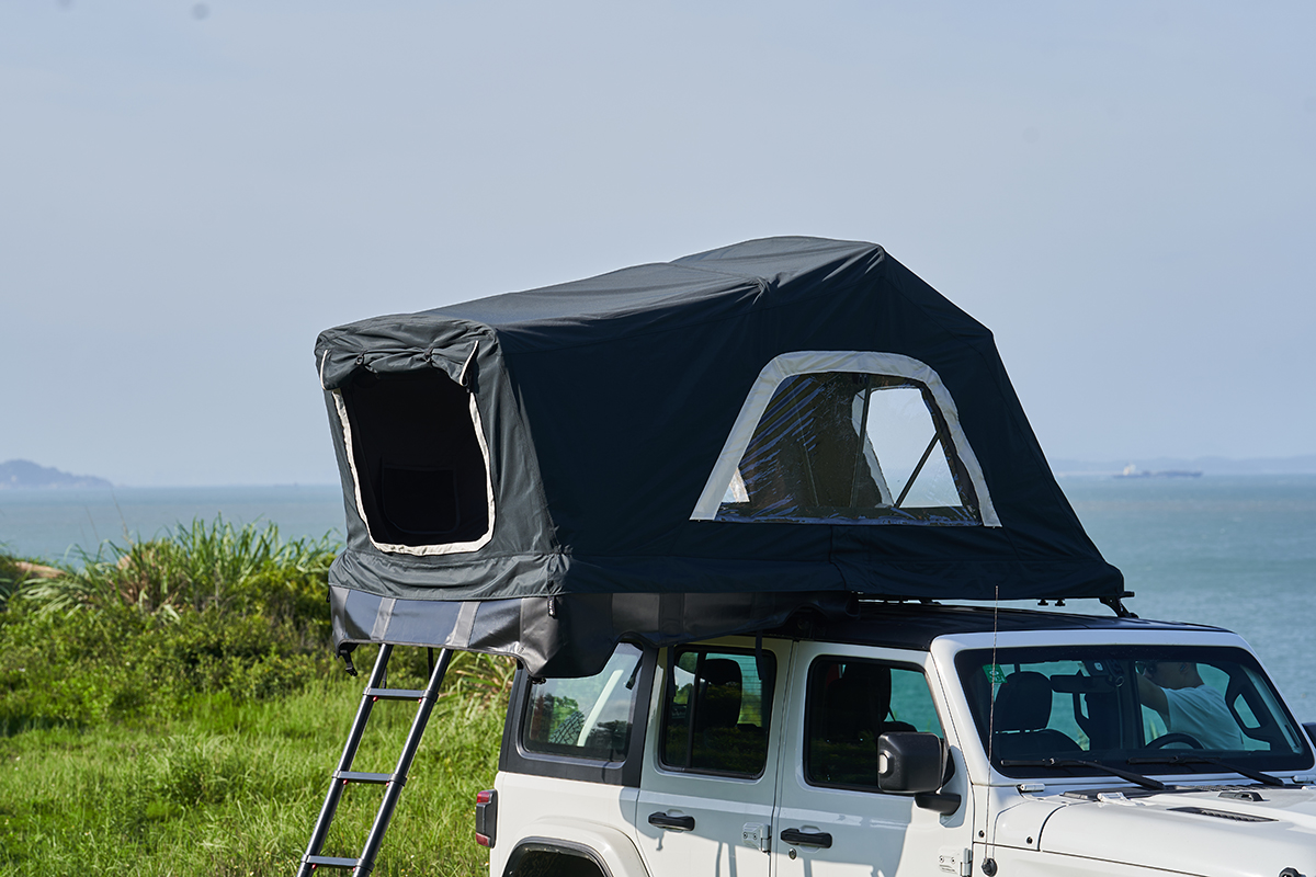 Палатка на крышу автомобиля Wild Land Voyager 140 Pro