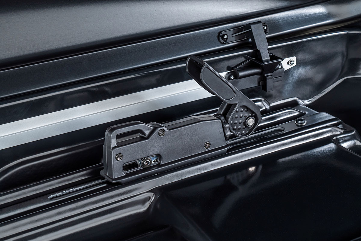 Бокс автомобильный на крышу Pentair COBRA 390L черный глянец, двусторонний