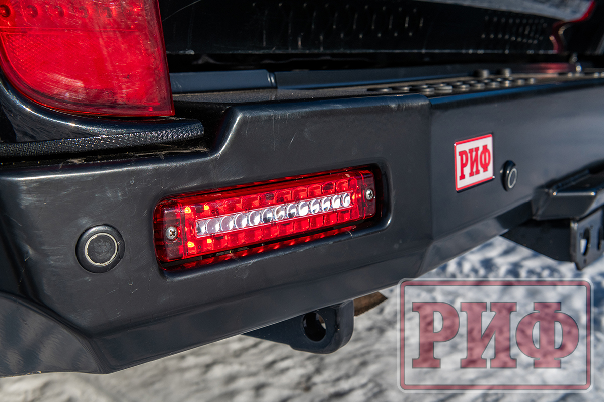 Бампер РИФ силовой задний Toyota Land Cruiser 200 2007-2012 с квадратом под фаркоп и фонарями, стандарт