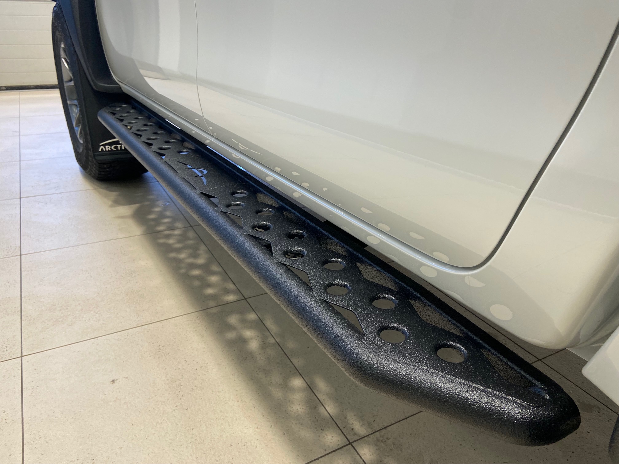 Пороги силовые HILUX 2015- (лого) сталь