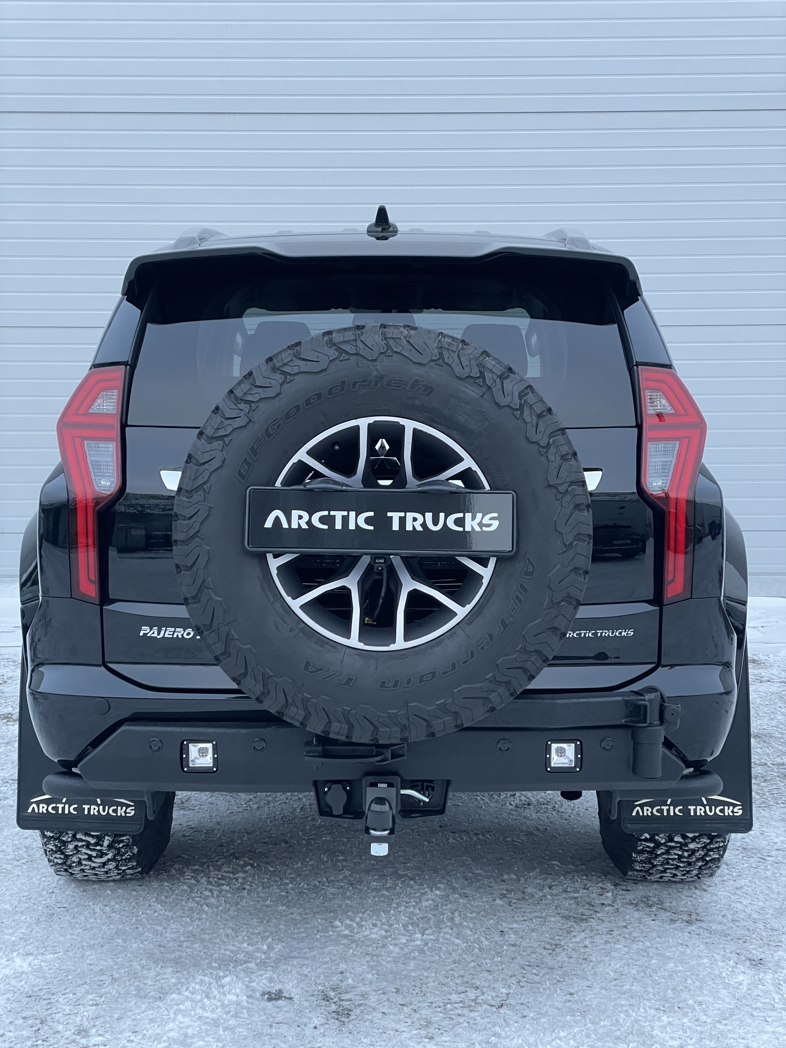 Бампер силовой задний Mitsubishi Pajero Sport с квадратом под фаркоп, калитка