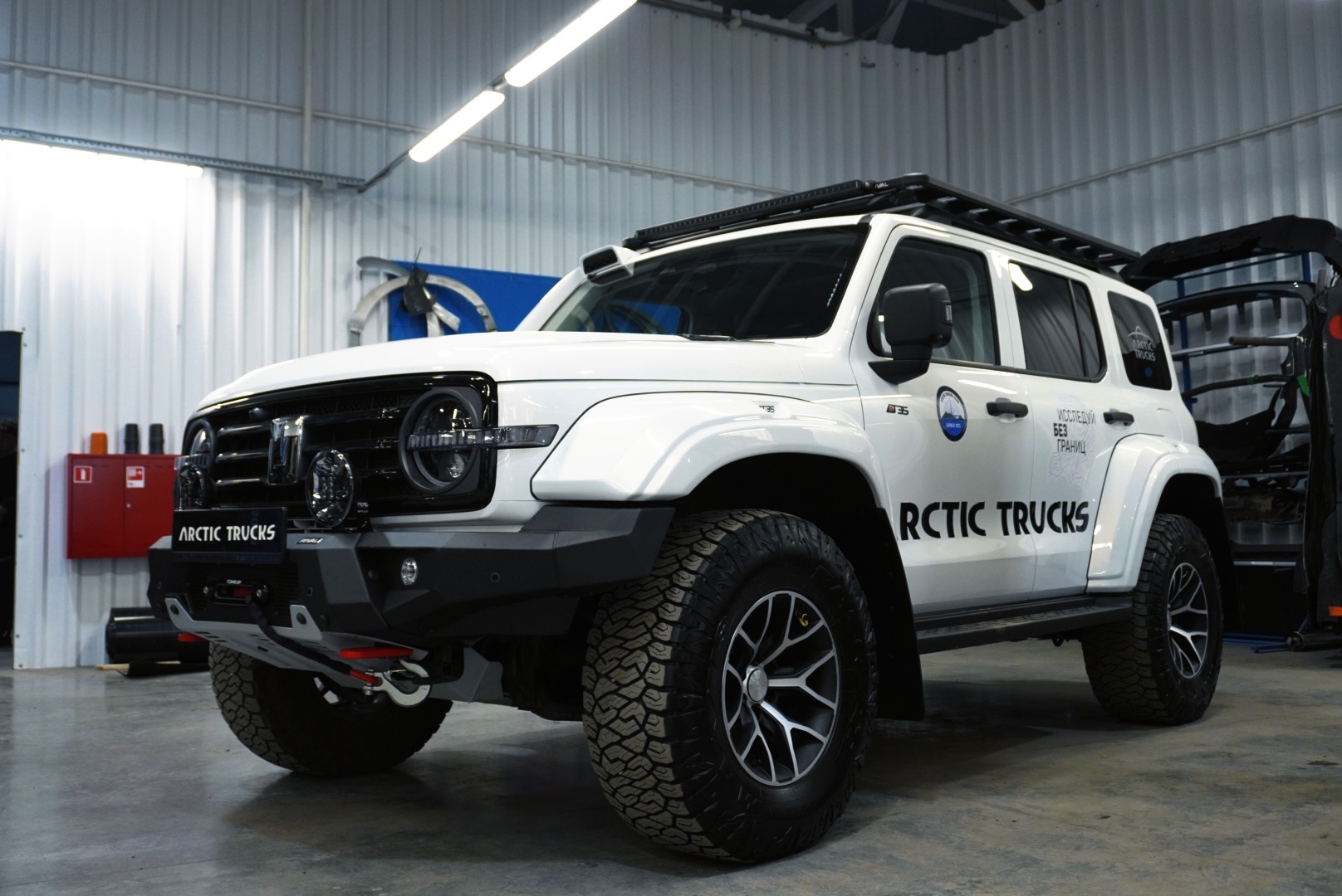 Комплект светодиодных фар для а/м TANK 300 с кольцевым ДХО в стиле Бронко, модифицированной оптической системой, динамическим приветствием в ДХО и системой адаптивного освещения поворотов