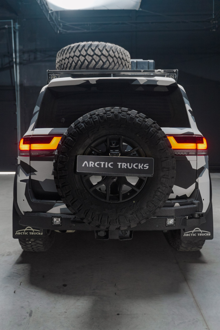 Бампер силовой задний STC Toyota Land Cruiser 300 ОБЛЕГЧЕННЫЙ с квадратом под фаркоп, кронштейном крепления запасного колеса