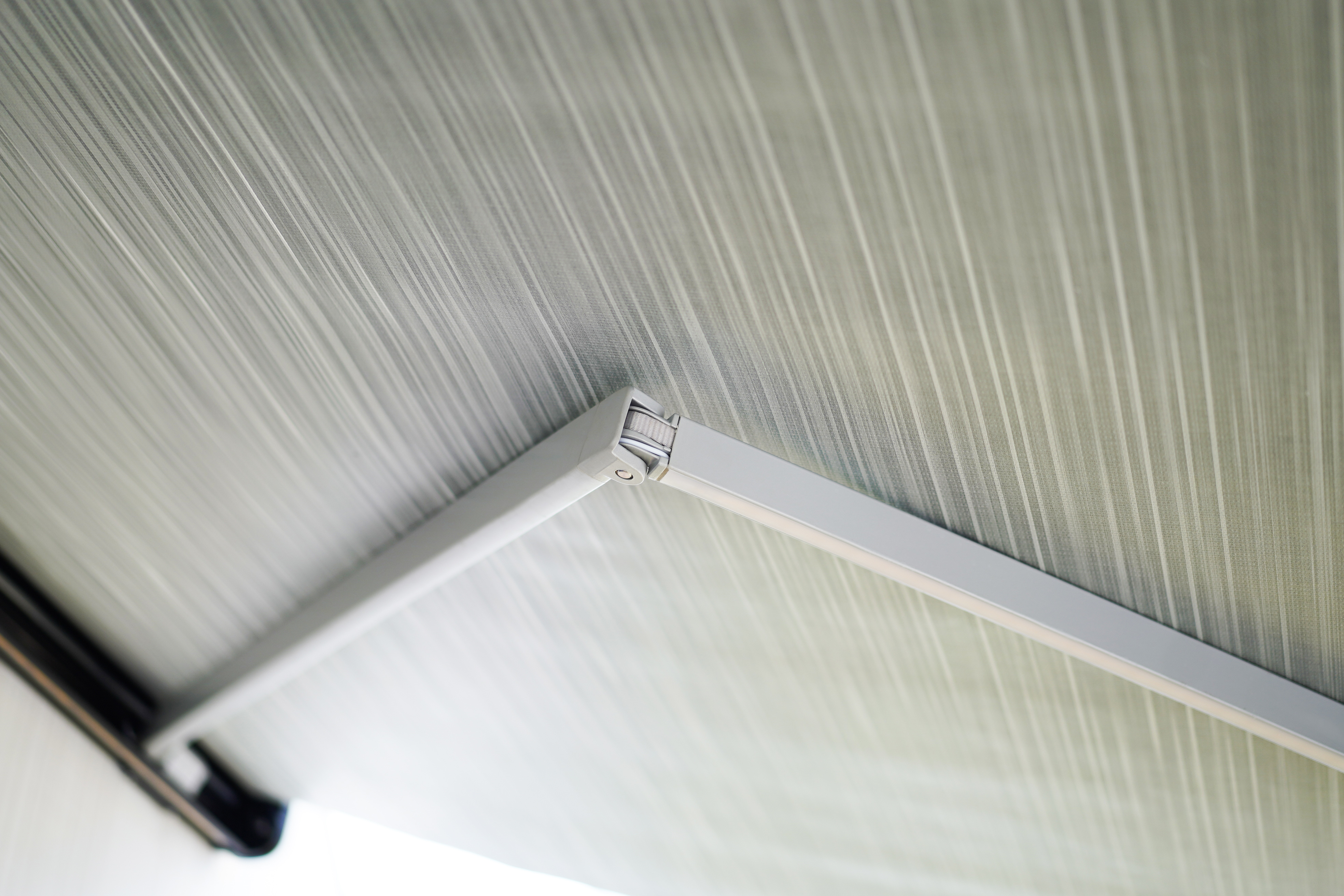 Маркиза автомобильная РИФ 2,0х1,5 м кассетная, привод механический, ручной, корпус белый