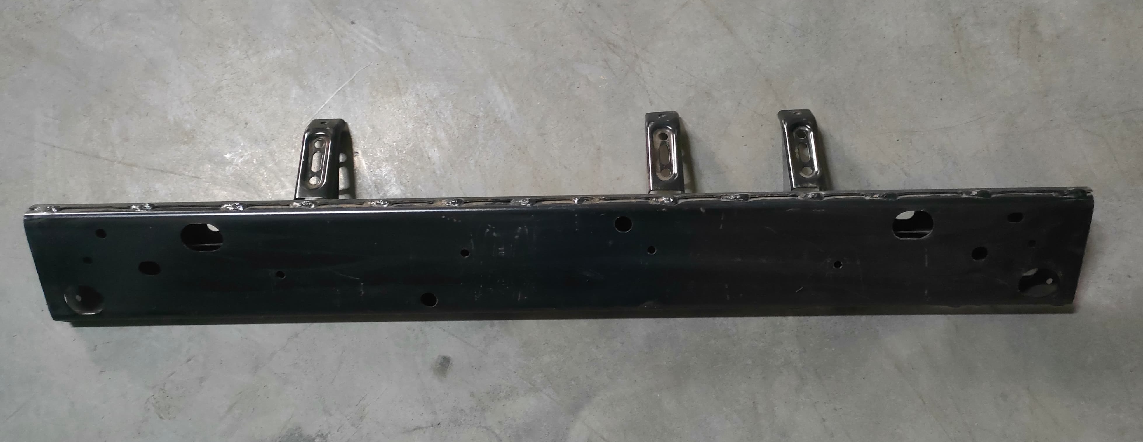 Усилитель переднего бампера Toyota Hilux 2015+ 