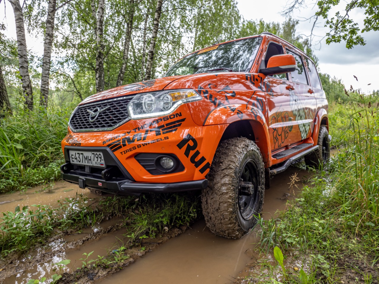 Бампер передний силовой/защита штатного бампера РИФ УАЗ Патриот 2015+ с квадратом под фаркоп и защитой рулевых тяг (стандарт)