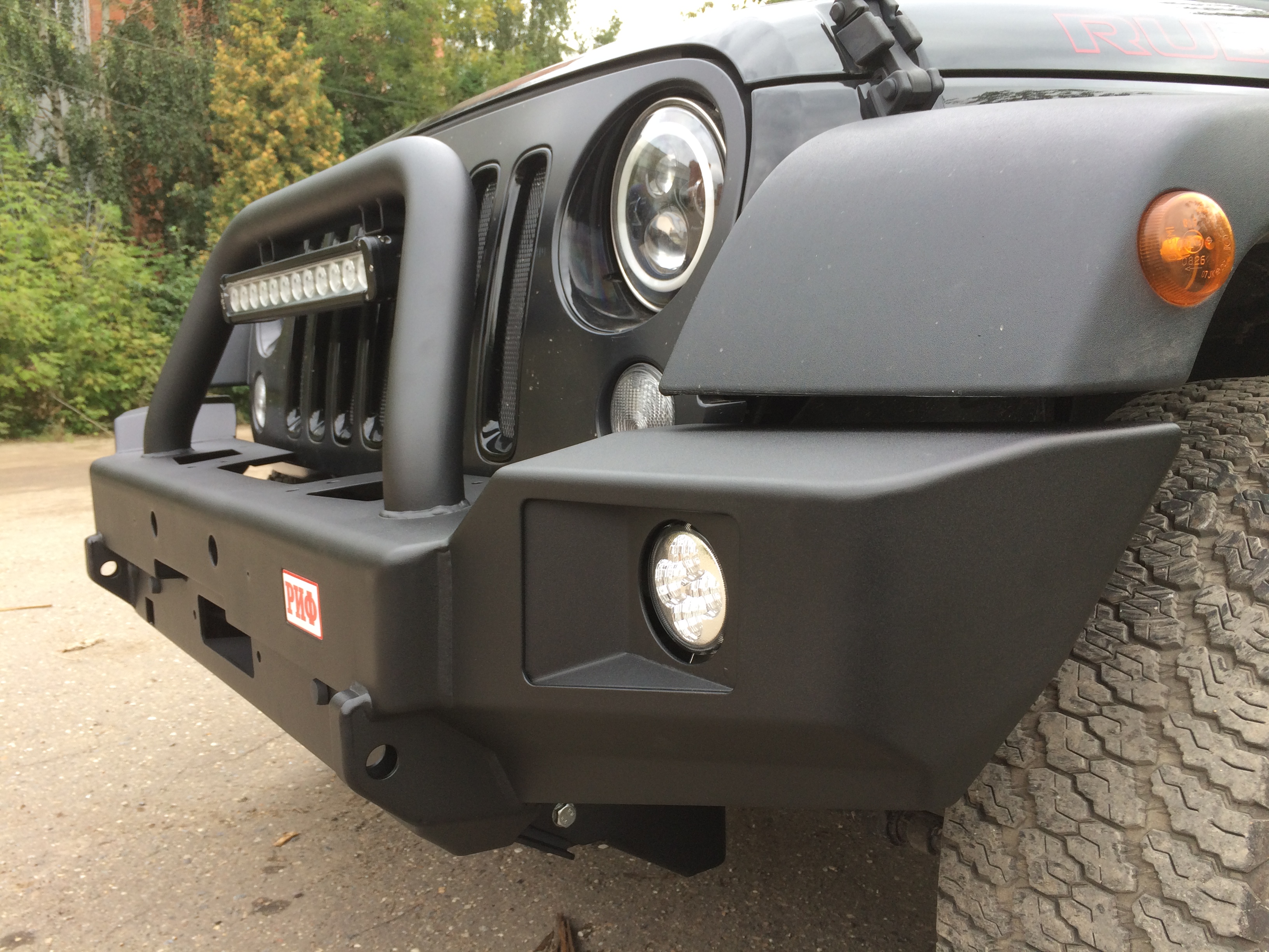 Бампер РИФ силовой передний Jeep Wrangler JK 2007-2018 с доп. фарами и центральной защитной дугой
