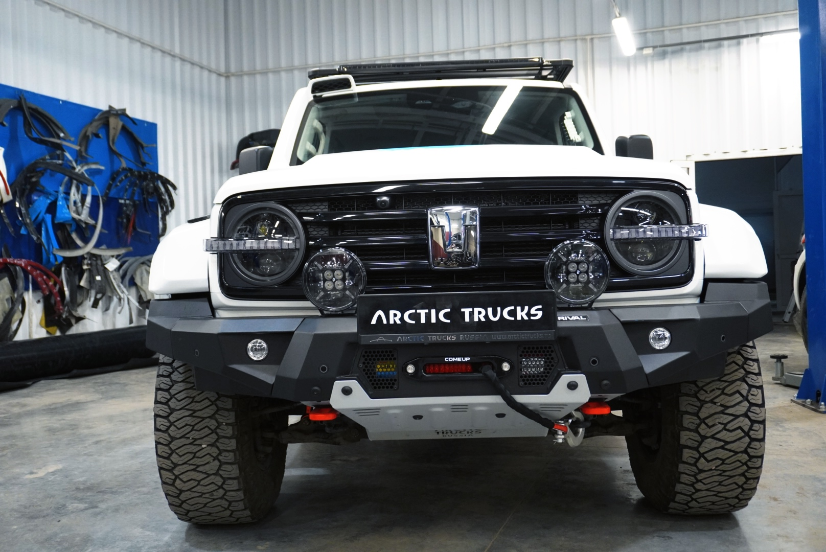 Комплект светодиодных фар для а/м TANK 300 с кольцевым ДХО в стиле Бронко, модифицированной оптической системой, динамическим приветствием в ДХО и системой адаптивного освещения поворотов