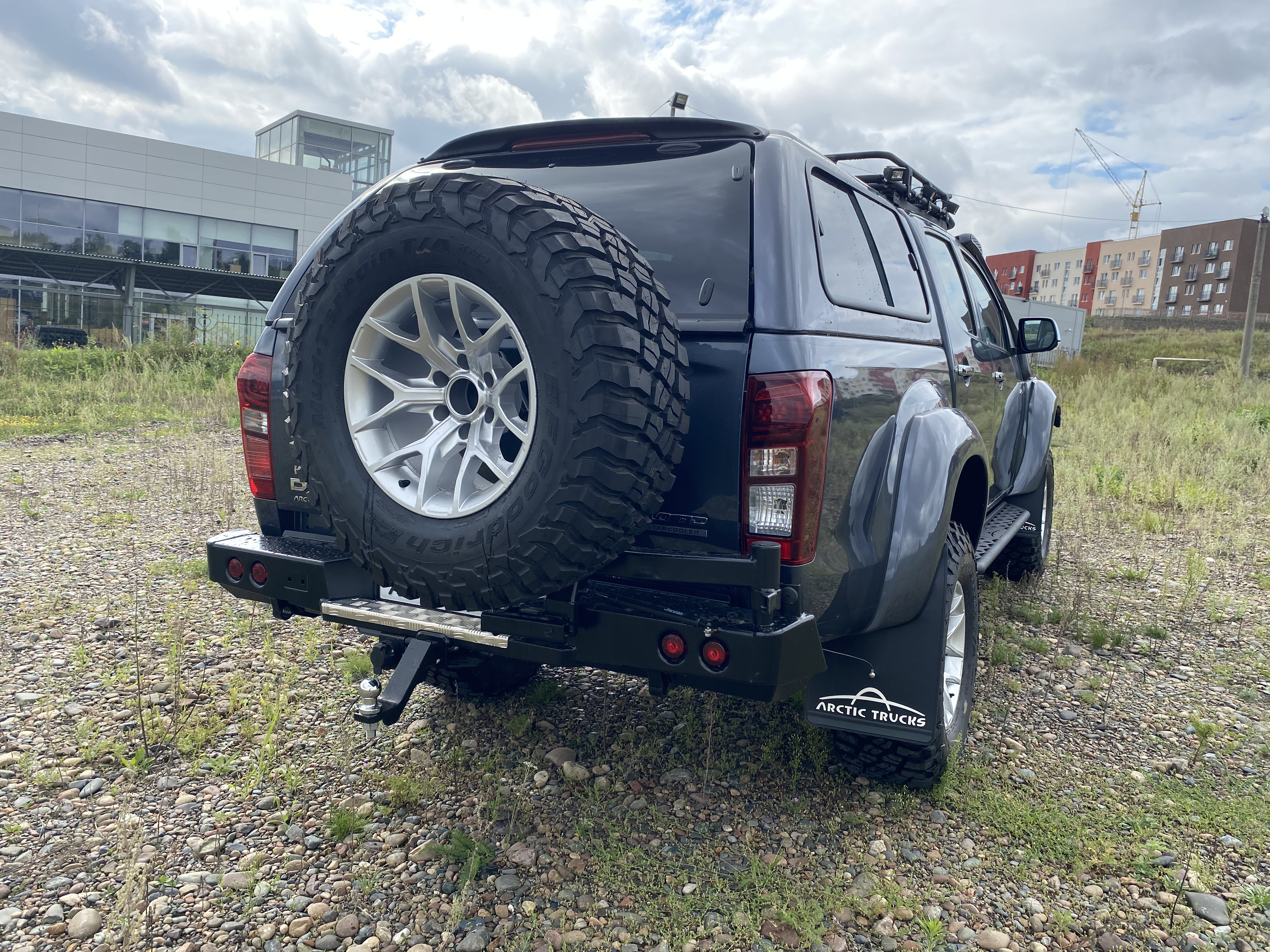 Бампер РИФ силовой задний Isuzu D-MAX с квадратом под фаркоп, калиткой, фонарями