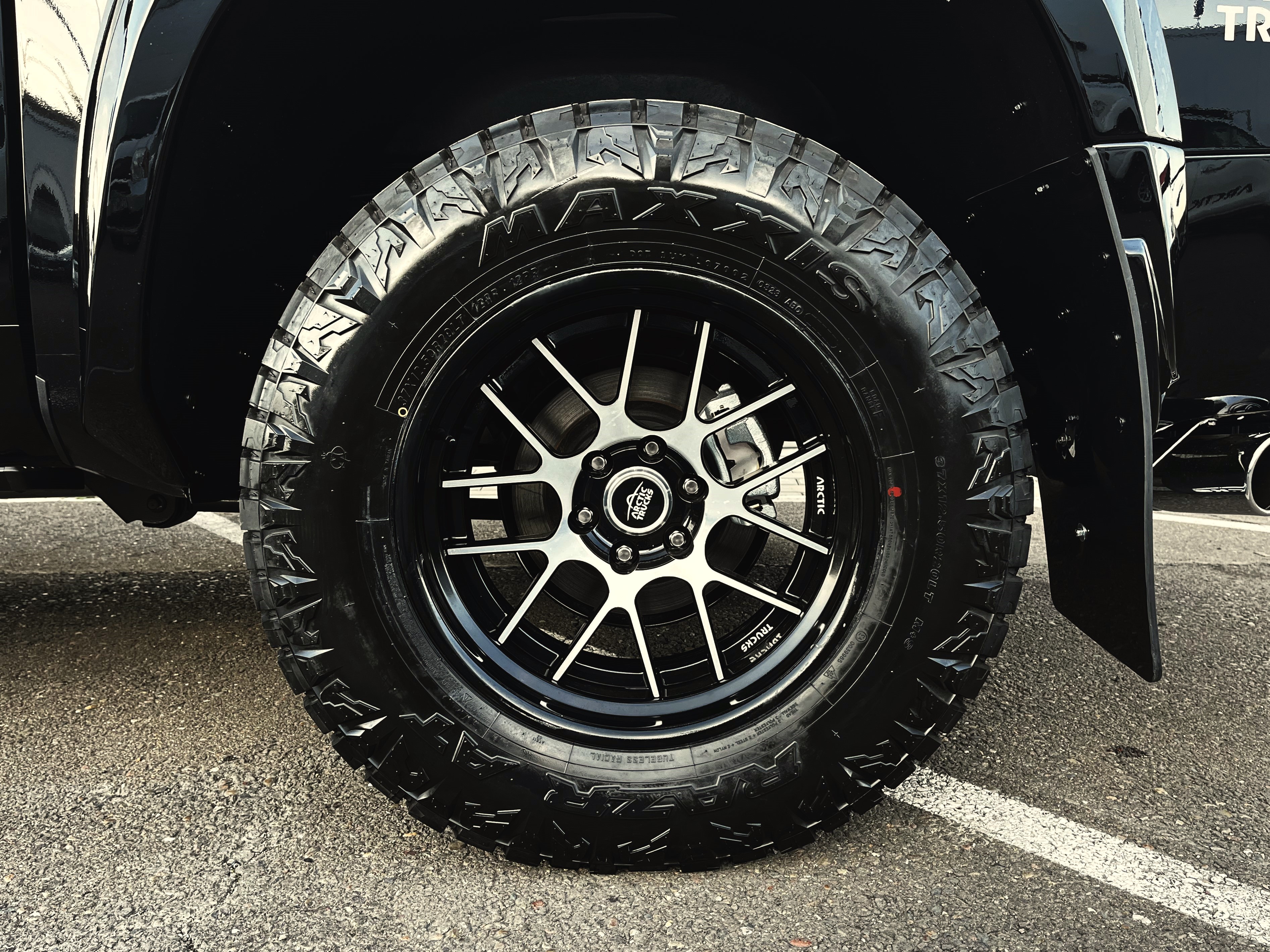 колесо в сборе: диск кованый R20 и шина Maxxis RAZR AT 35x12.5R20 LT 125Q AT811
