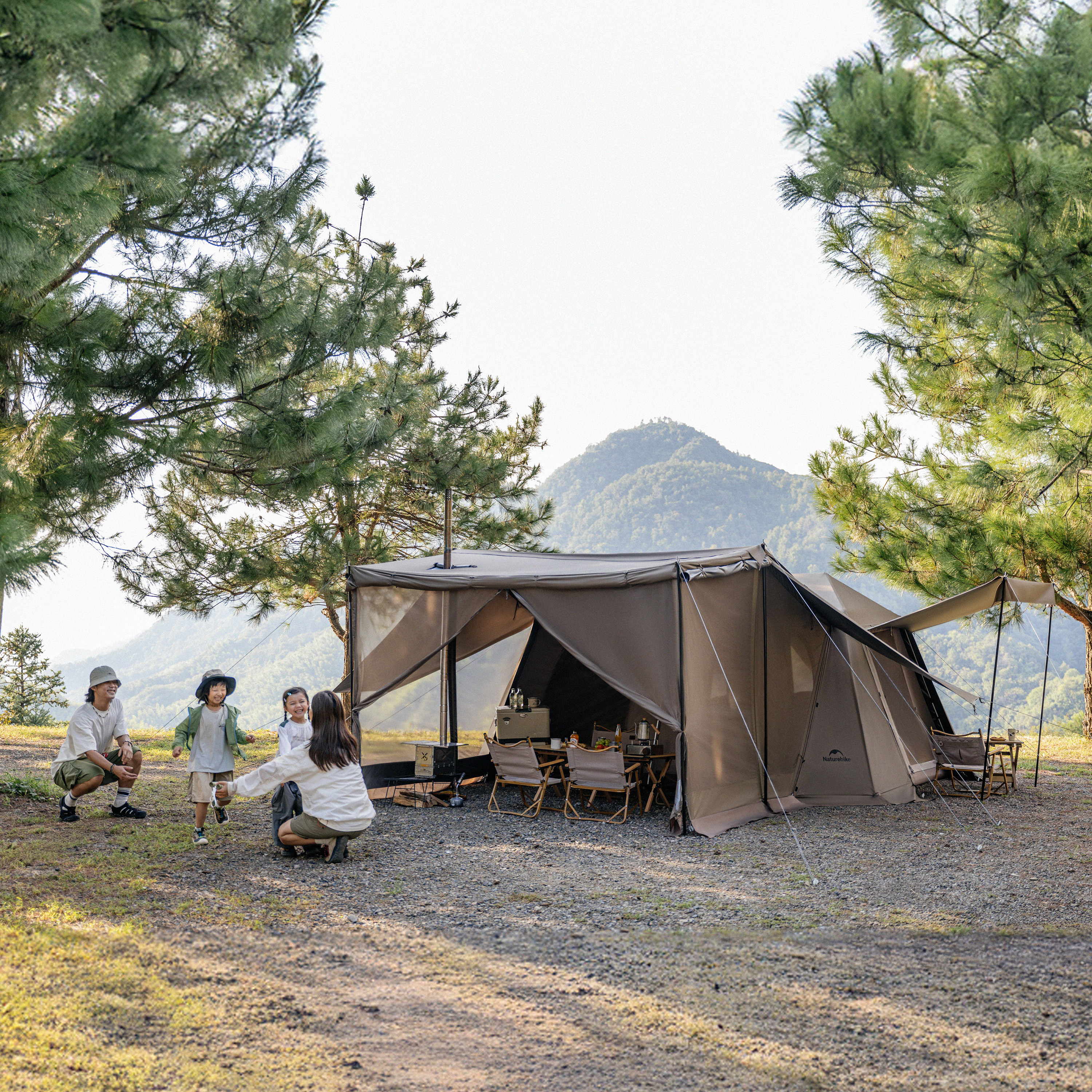 Палатка Naturehike Village 13 PRO автоматическая 5-8-местная, с верандой, темно-коричневая, блэкаут