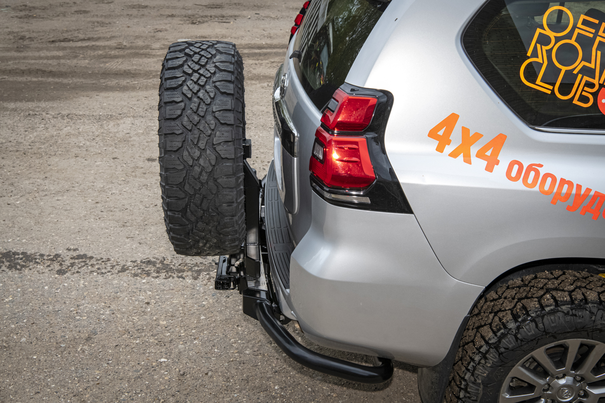 Бампер задний силовой/защита штатного бампера РИФ для Toyota Land Cruiser Prado 150 c квадратом под фаркоп, калиткой, подсветкой номера