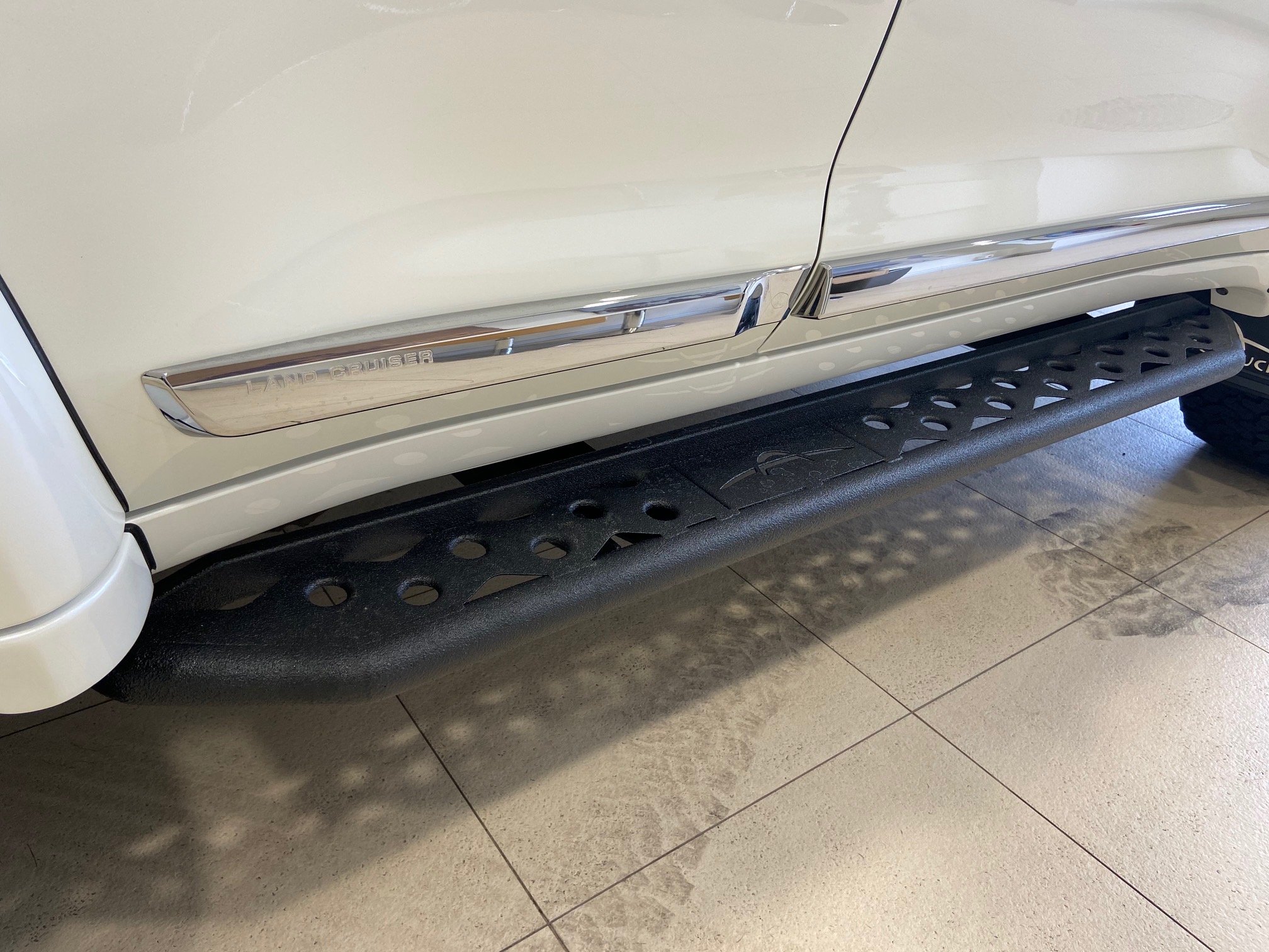 Пороги силовые LC200 (лого) сталь