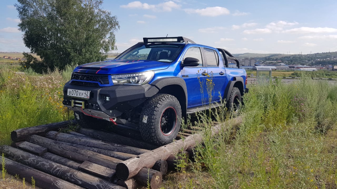 Бампер передний Toyota Hilux (2015-) черный