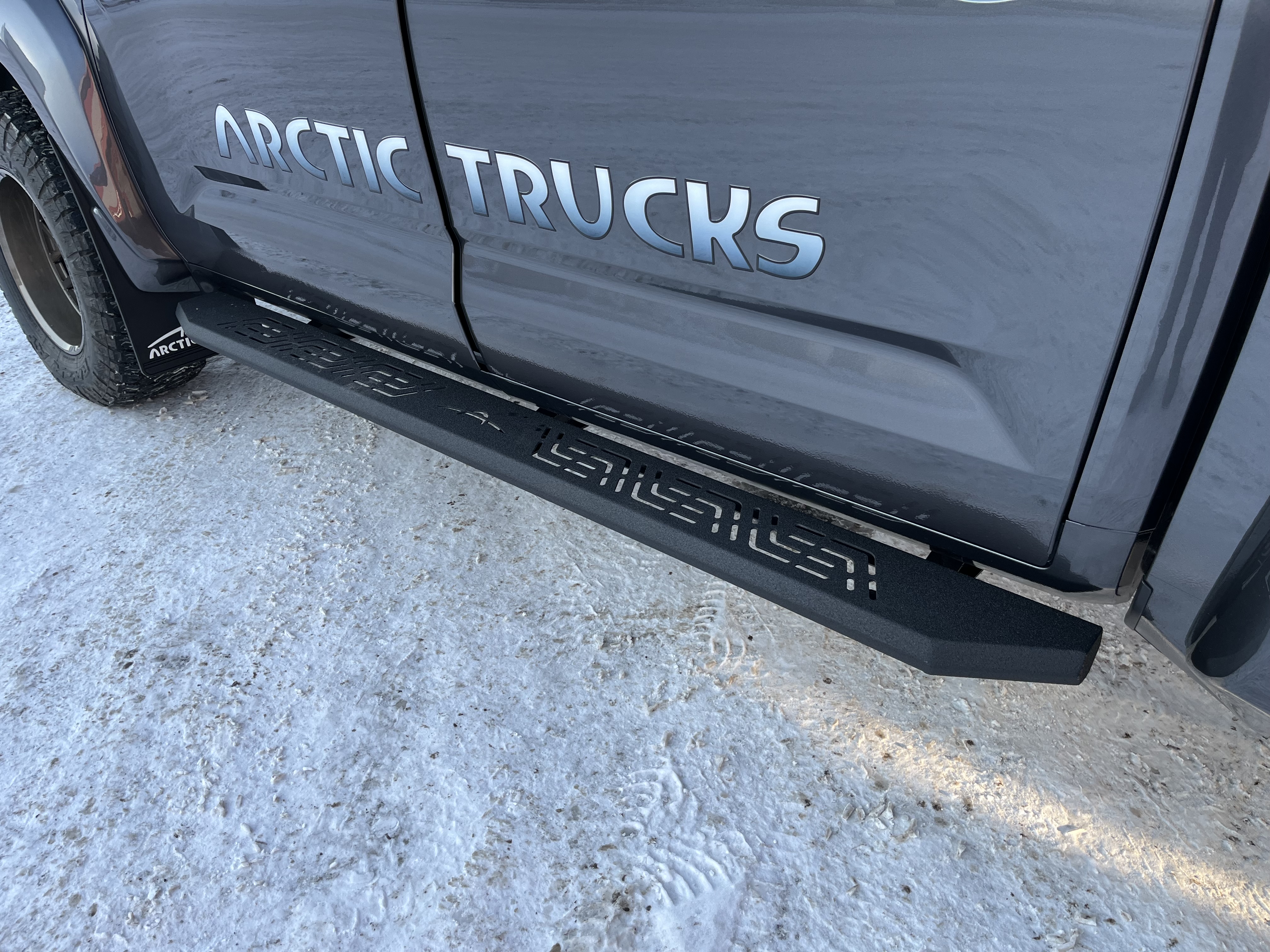 Пороги силовые TUNDRA (2022 - ) (лого) сталь (стандартный кузов)