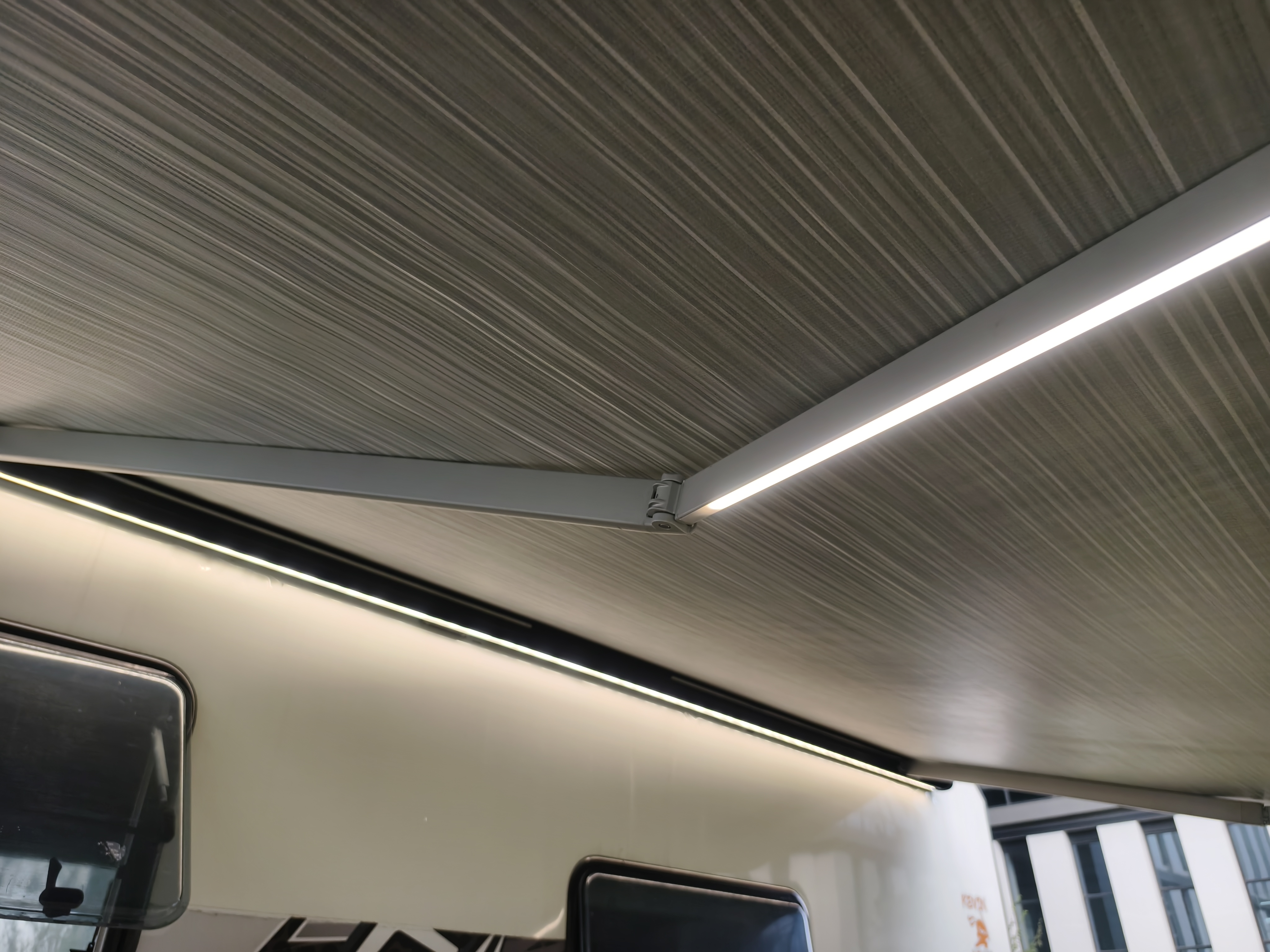 Маркиза автомобильная РИФ 2,0х1,5 м кассетная, привод механический, ручной, корпус белый