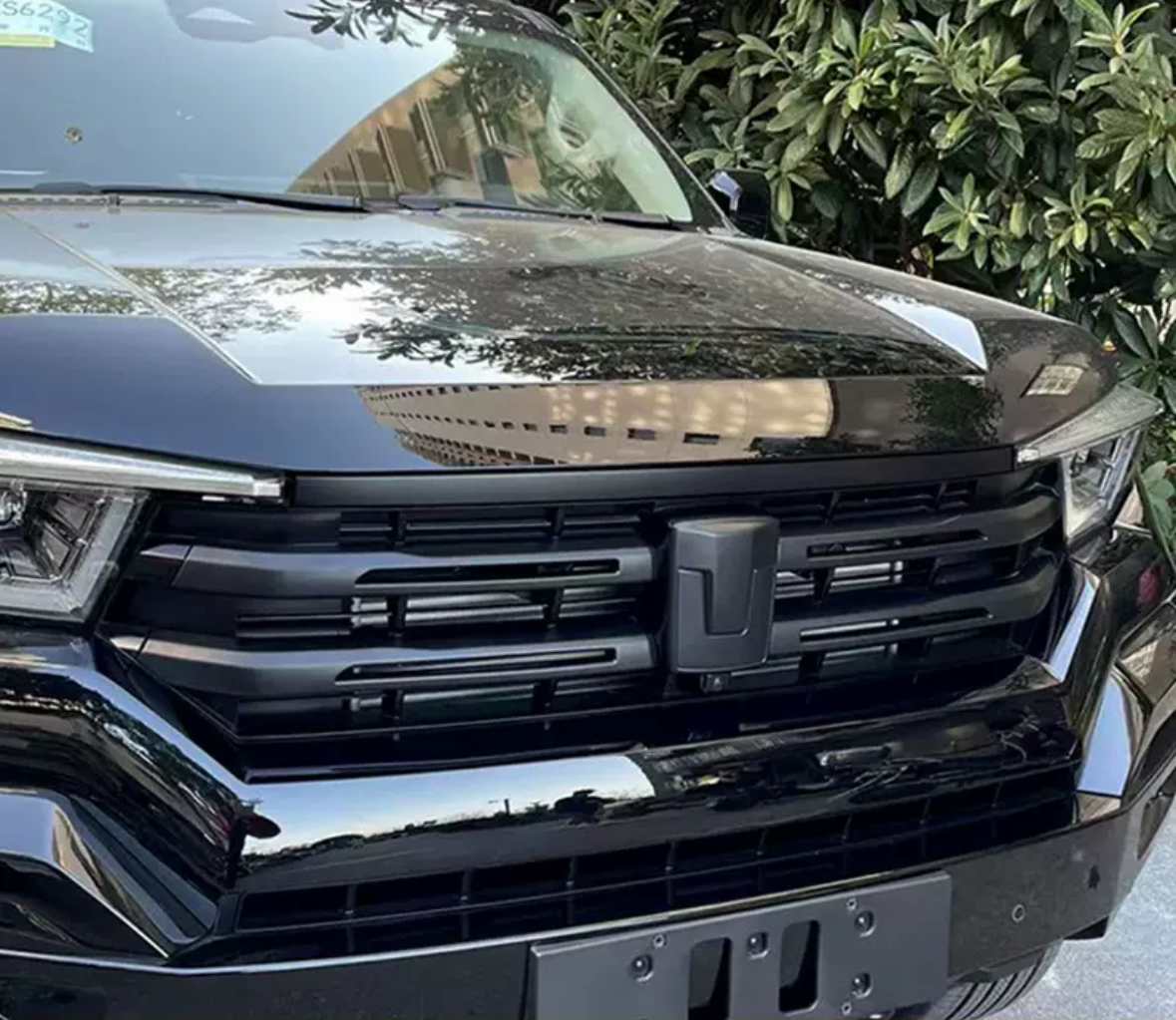 Пластиковая накладка черного матового цвета на штатную эмблему решетки радиатора TANK 400