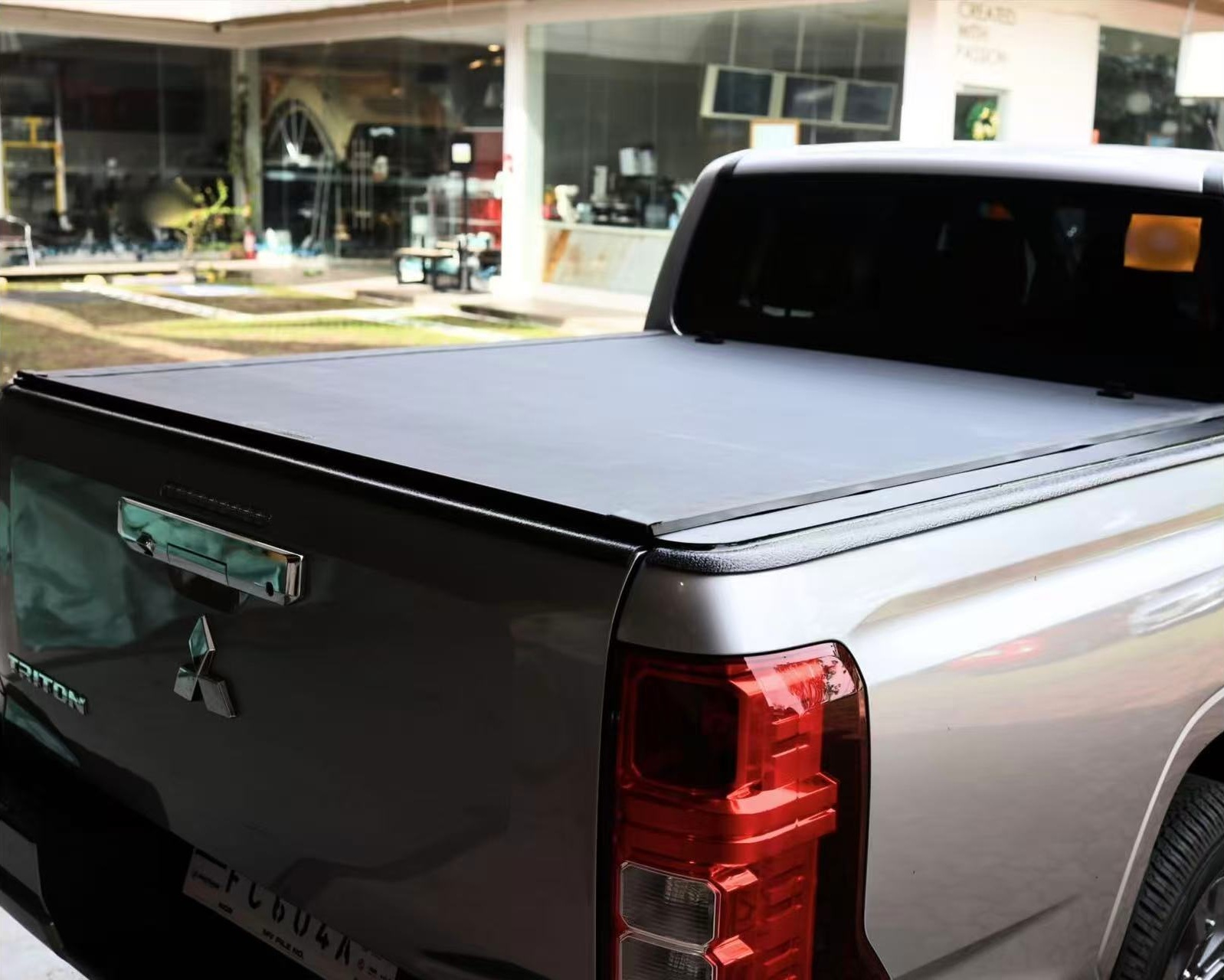 Крышка жесткая рулонная для автомобиля Mitsubishi L200 шестого поколения (с 2023 г.в. - ) 