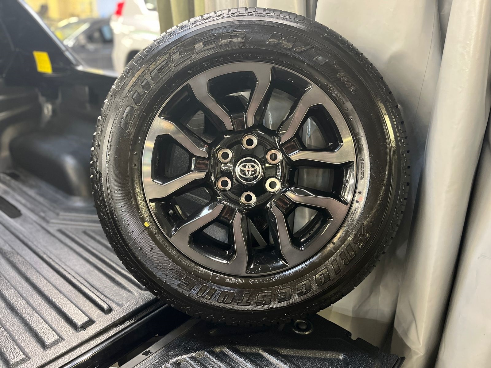 Шина б/у Bridgestone Dueler H/T  265/60 R18 110H + диск б/у R18 42611YP070 демонтированные с нового авто
