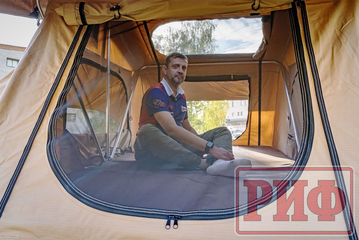 Палатка на крышу автомобиля РИФ Soft RT01-140W, тент песочный, корпус черный, 240х140х130 см