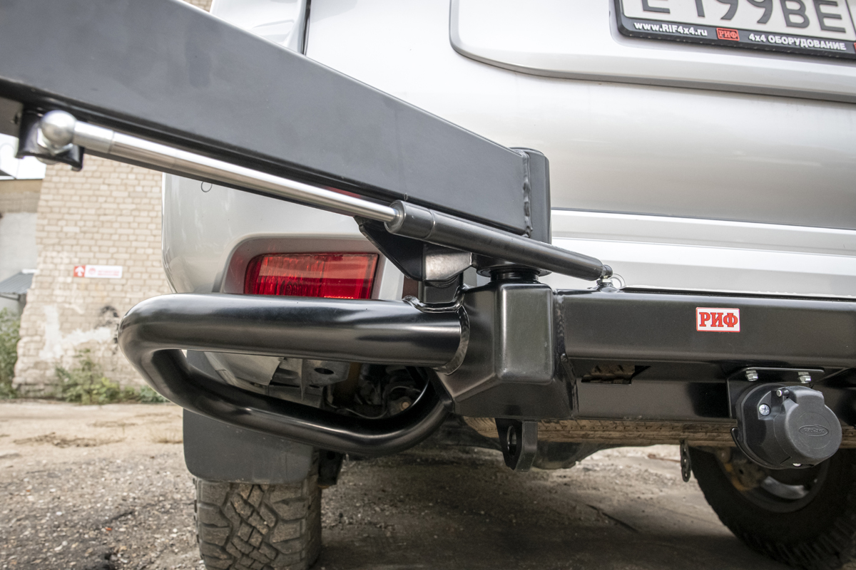 Бампер задний силовой/защита штатного бампера РИФ для Toyota Land Cruiser Prado 150 c квадратом под фаркоп, калиткой, подсветкой номера