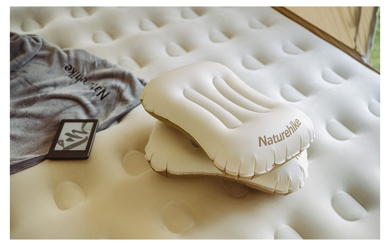 Подушка туристическая надувная Naturehike 42х32х11 см, бежевая