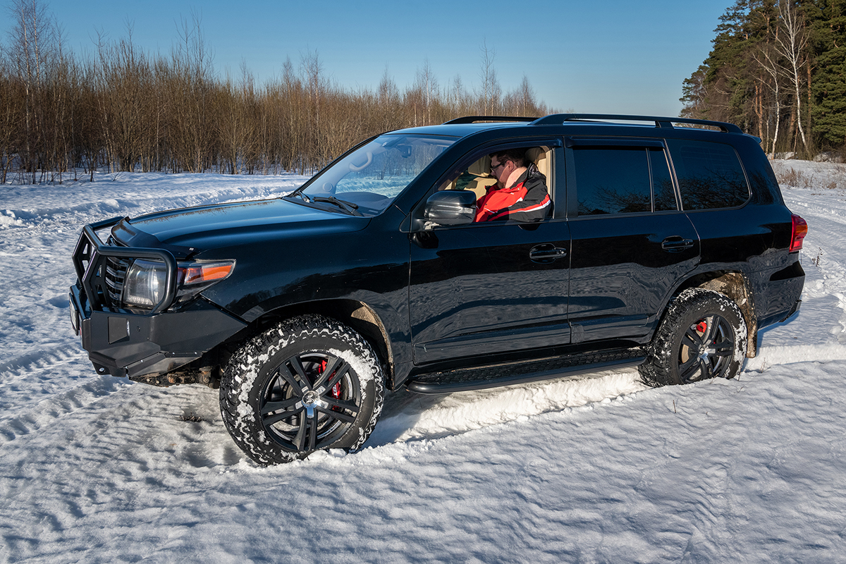 Бампер РИФ силовой передний Toyota Land Cruiser 200 2007-2015 c доп. фарами, защитной дугой и защитой бачка омывателя